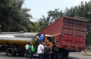 Kecelakaan Dua Truk di Malang