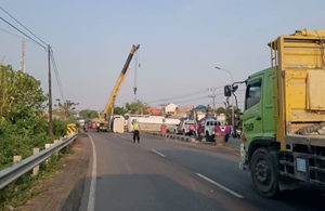 Proses Evakuasi Truk yang Kecelakaan di Ambeng-Ambeng