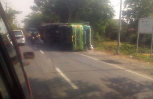 Truk Terguling di dekat SPBU Cerme