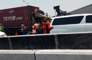 Evakuasi Kecelakaan Dua Truk di Tol