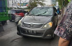 Kondisi Mobil Innova yang Kena Pohon Tumbang