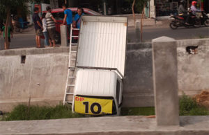 Mobil Terperosok Sungai di Wiyung