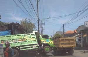 Truk Terperosok di Rungkut