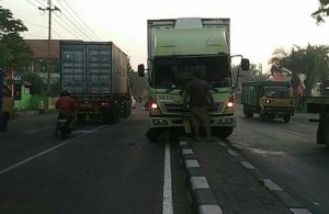 Truk Tabrak Median Jalan di Trosobo