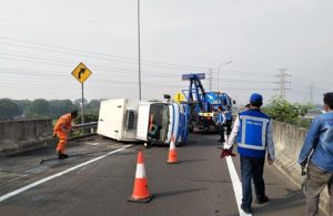 Mobil Box Terguling di Dekat Gate Waru