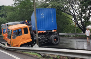 ‘Melihat’ Truk Tabrak Pembatas Jalan