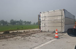 Truk Terguling di Tol Ngawi – Solo