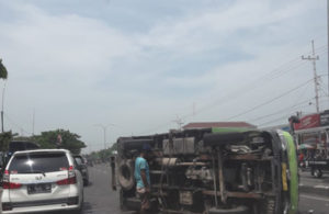 Truk Terguling di Sukodadi Lamongan