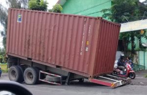 Truk Trailer Muat Kontainer Terlepas di Trosobo