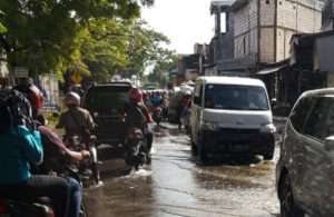 Banjir di depan Benowo Trade Center