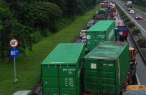 Kemacetan di Tol Kebomas – Surabaya