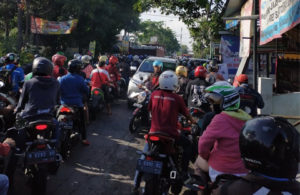 Kemacetan di Jalan Betro Sedati