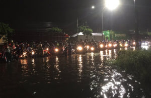 Kemacetan di Osowilangun Karena Banjir