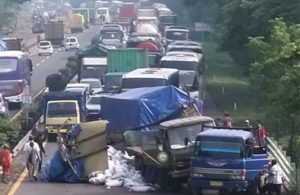 Kecelakaan Trailler vs Truk di Tol Sidoarjo – Porong