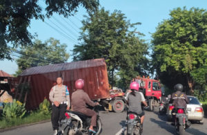 Truk Terperosok di Wonoayu Sidoarjo