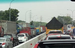 Kemacetan imbas Kebakaran Mobil di Tol Juanda – Waru