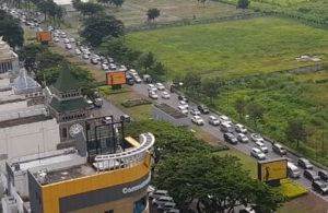 Kemacetan di Depan Lenmarc Mall