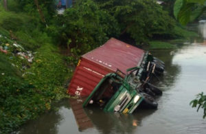 Trailler Masuk Sungai di Medaeng – Surabaya