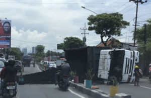 Dump Truck Terguling di Jl Raya Mastrip