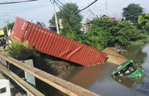 Evakuasi Trailler Masuk Sungai