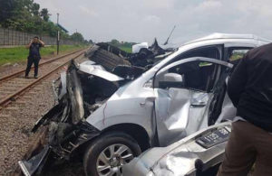 Mobil Terseret Kereta Api Hingga 10 Meter di Sidoarjo