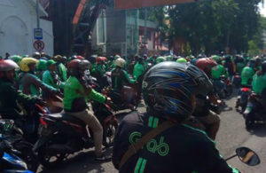 Rombongan Pengunjuk Rasa dari Pengemudi Transportasi Online Bergerak di Tengah Kota Surabaya