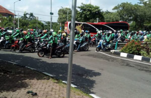 Rombongan Pengunjuk Rasa dari Pengemudi Transportasi Online Terlihat di dekat Grand City