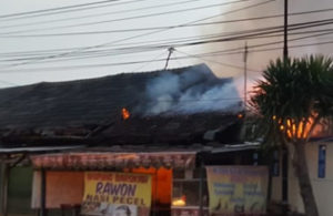 Warung Terbakar di Jetak