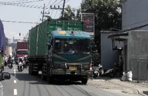 Truk Tronton Mogok di Driyorejo