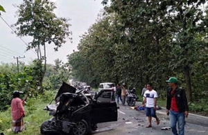 Kecelakaan Frontal Truk vs Pick Up di Panceng Gresik