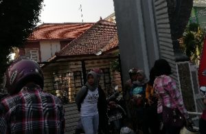 Antrean di depan Kantor Dukcapil Kab Lamongan