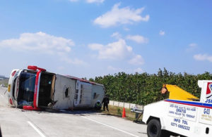 Bus Terguling di Tol Solo-Sragen