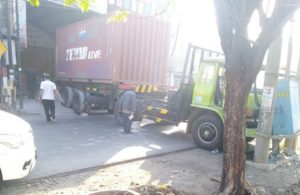 Truk Kontainer Menabrak Gardu Listrik