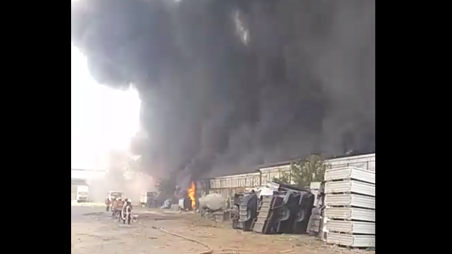 Kebakaran di Pergudangan Margomulyo Indah Warga Evakuasi 