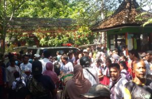 Proses Evakuasi Korban Ambruknya SDN Gentong Pasuruan