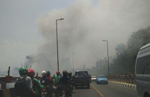 Asap Pekat Kebakaran Pasar Beras Bendul Merisi