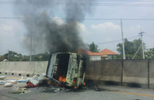 Pickup Terguling dan Terbakar di Tol