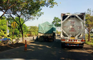 Truk Mogok di Arteri Porong arah Surabaya