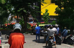 Warga Melihat dari Seberang TKK