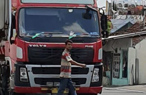 Truk Tersangkut Kabel di Prapanca Mojokerto