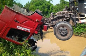 Trailler Terobos Jembatan di Mojoagung