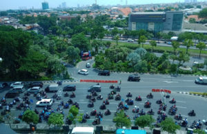 Rombongan Unjuk Rasa Sampai di depan Royal Plaza