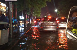 Banjir di A.Yani depan DBL Arena