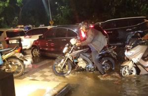 Macet di A.Yani Imbas Banjir