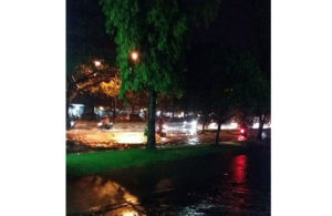 Banjir di Raya Juanda depan Utami