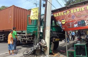 Truk Kontainer Menabrak Warung