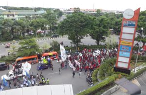 Rombongan pengunjukrasa melintas di FR A.Yani