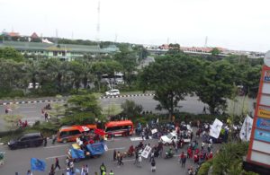 Rombongan Pengunjukrasa Melintas di A.Yani