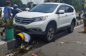 Mobil Naik Median Jalan Gunungsari