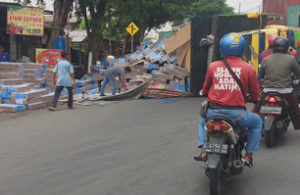 Truk Terguling di Karang Pilang